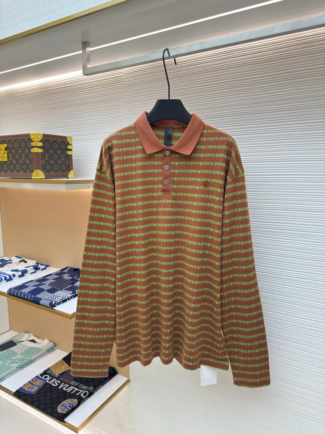 Chrome Hearts cross-striped POLO long sleeves ●Authentic product: Purchased and developed at 8450 ●Item number: 1680150-A55 ●Fabric: pure cotton fabric ●Technology: embroidery production ●Type: loose version ●Weight: about 305 grams ●Size: S-M-L ●Description: Yarn-dyed fabric, minimum order of 1,000 meters The cost is expensive, the embroidery uses imported Tajima embroidery machines, and the collar leather tag uses imported lambskin. The hardware is made of real antique silver which is extremely expensive. The overall wiring is straight and delicate, the fabric is comfortable and soft, and the color is consistent without color difference. It can be matched with the same style to create a fashionable look and control various occasions. Customized accessories, complete with three standards, same style for men and women!